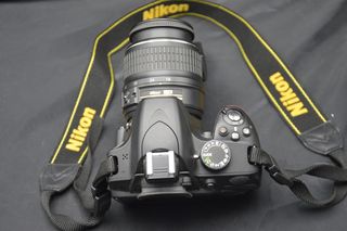Cámara Nikon D3200 con accesorios