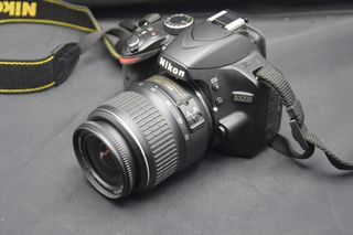 Cámara Nikon D3200 con accesorios