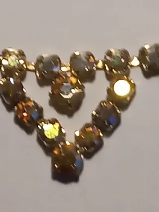 Collana dorata con pietre multicolori