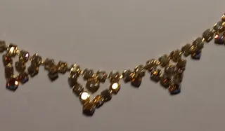 Collana dorata con pietre multicolori