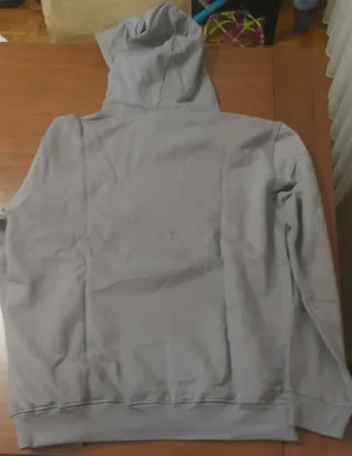 Sweatshirt hoodie com capuz da marca Carhartt.