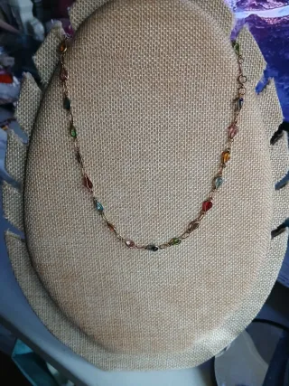 Gargantilla Goldfield con circonitas multicolor.