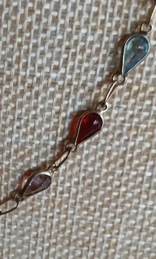 Gargantilla Goldfield con circonitas multicolor.