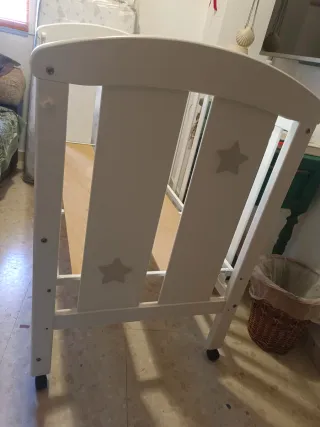 Cuna de madera blanca con estrellas