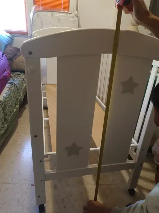 Cuna de madera blanca con estrellas