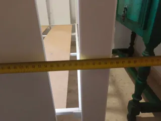 Cuna de madera blanca con estrellas