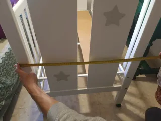 Cuna de madera blanca con estrellas