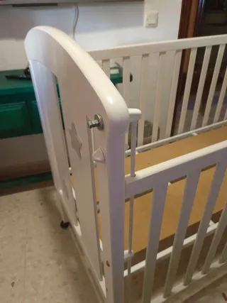 Cuna de madera blanca con estrellas