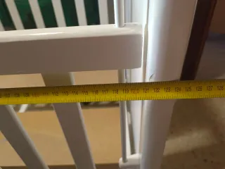 Cuna de madera blanca con estrellas