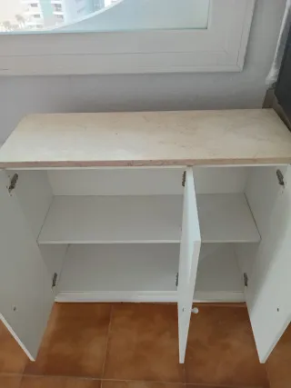 Armario pequeño blanco y beige