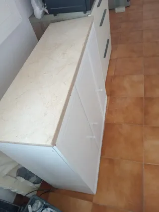 Armario pequeño blanco y beige