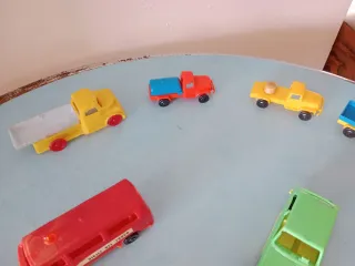 Modellini auto e camioncini giocattolo