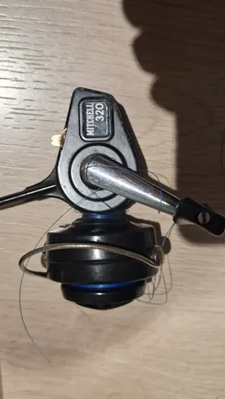 3 cañas de pescar con carretes