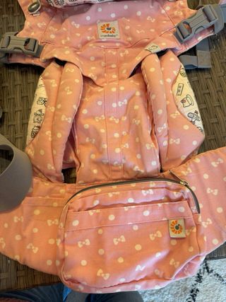 Mochila Ergobaby Omni 360 Hello Kitty