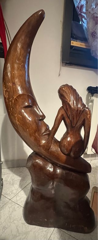 Statua in legno luna e donna