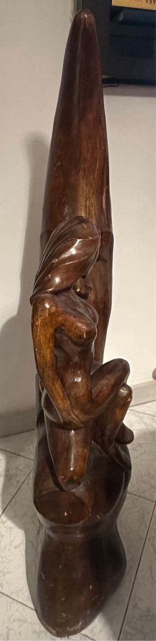 Statua in legno luna e donna