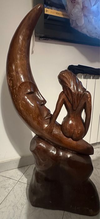 Statua in legno luna e donna