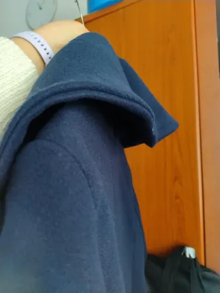 Cappotto donna blu con zip leggermente sagomato.