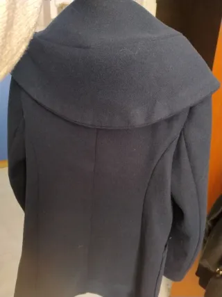 Cappotto donna blu con zip leggermente sagomato.