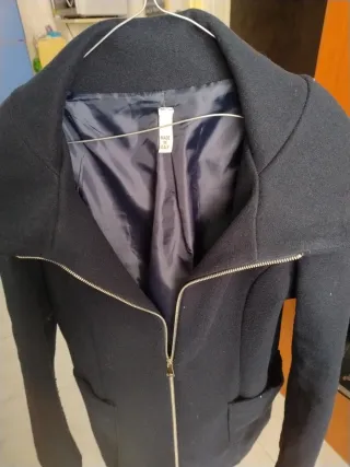 Cappotto donna blu con zip leggermente sagomato.