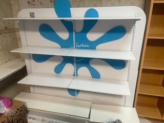 Estantería de exposición de madera