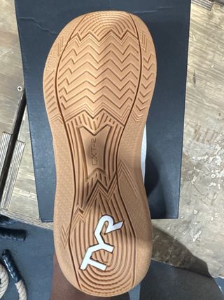 Zapatillas de entrenamiento blancas y marrones