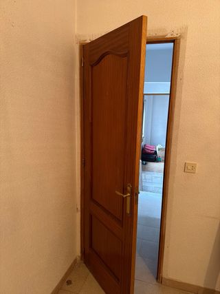 Puerta de madera maciza