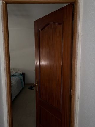 Puerta de madera maciza