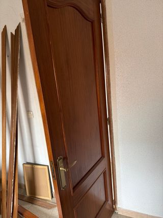 Puerta de madera maciza