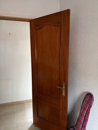 Puerta de madera maciza