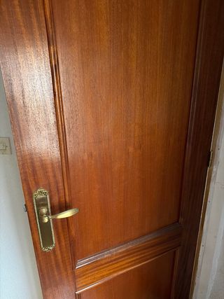 Puerta de madera maciza