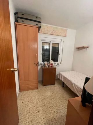 Se alquila habitación a persona sola