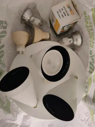 Lámpara de techo blanca y negra