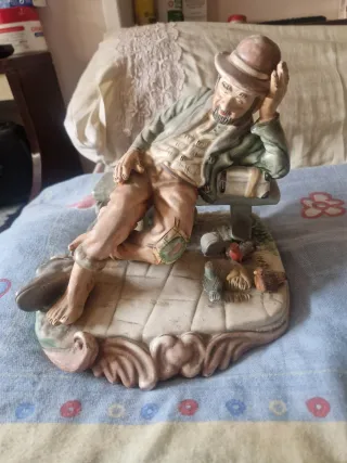Figura de porcelana hombre sentado