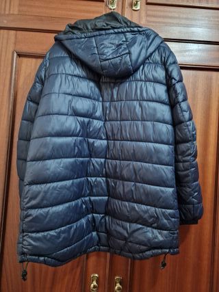 Plumífero azul marino con capucha