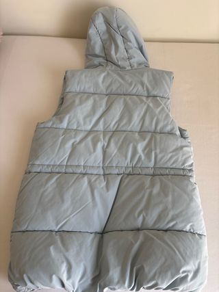 Chaleco Kiabi azul con capucha