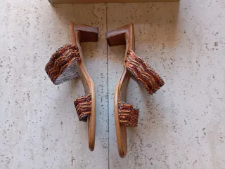 Sandalias marrones y naranjas con abalorios