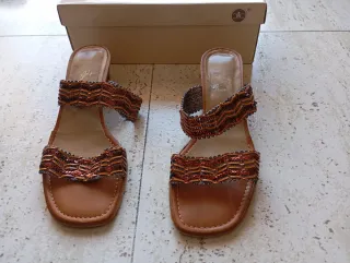 Sandalias marrones y naranjas con abalorios