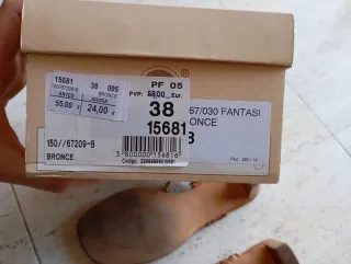 Sandalias marrones y naranjas con abalorios