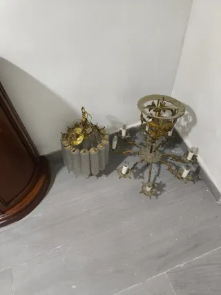 Lámparas de metal y cristal doradas