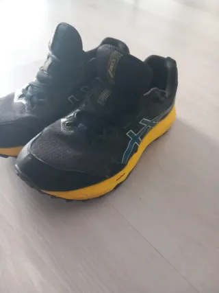 Zapatillas ASICS Negras y Amarillas