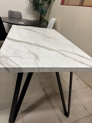 Mesa de comedor disponible, dos colores