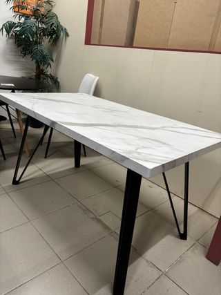 Mesa de comedor disponible, dos colores