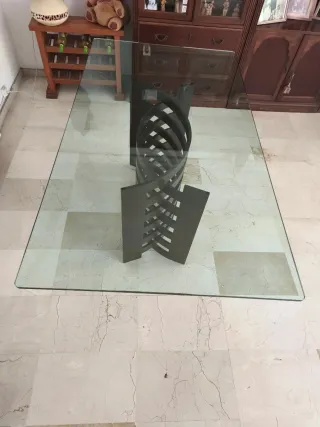 Mesa de comedor cristal con pie de hierro fundido