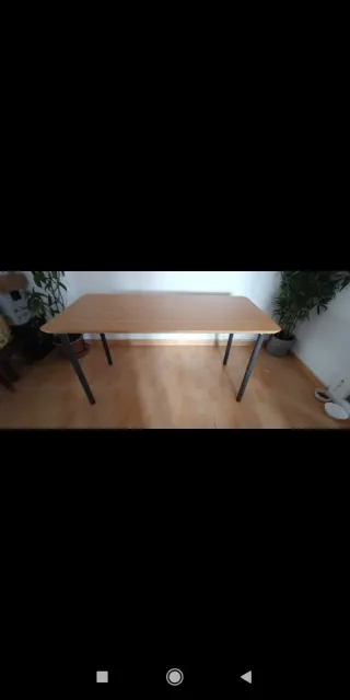 Mesa de madera marrón