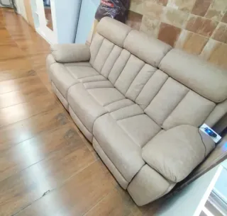Sofá reclinable de tela beige