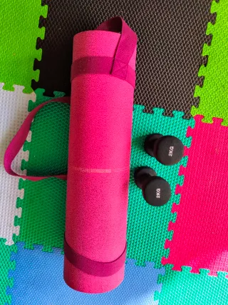 Esterilla yoga Decathlon y 2 mancuernas 2 kg