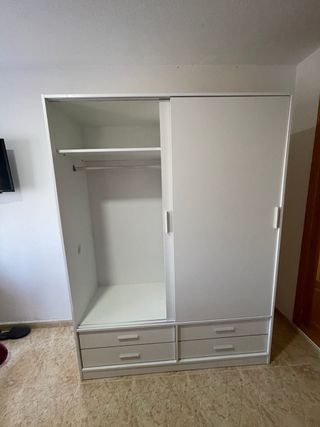 Armario corredero blanco con cajones