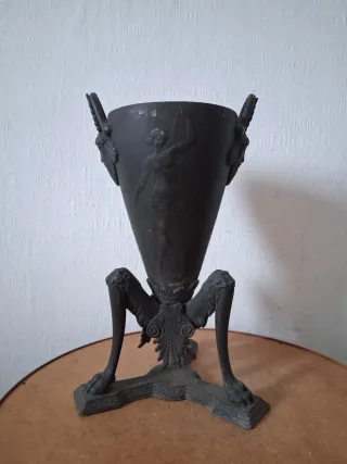 Vaso antico con figure mitologiche