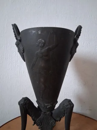 Vaso antico con figure mitologiche